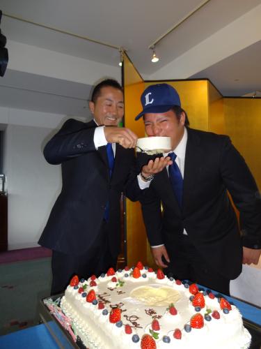 プロ野球・西武・誕生日ケーキを食べさせてもらうドラフト２位の山川。写真左は富士大の青木久典監督