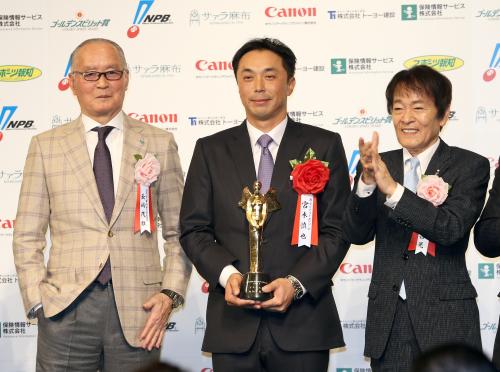 ゴールデンスピリット賞を受賞した宮本（中央）は、トロフィーを手に選考委員の長島・巨人終身名誉監督（左）、平尾昌晃に祝福される