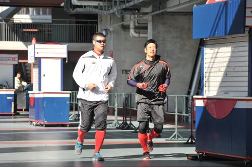 広島からＦＡとなった大竹（左）は巨人との交渉から２日が経過し、マツダスタジアムで汗を流す。右は久本