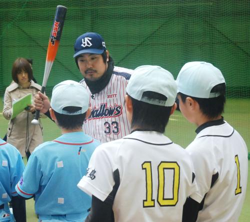 野球教室で福島の小中学生らを指導するヤクルトの畠山