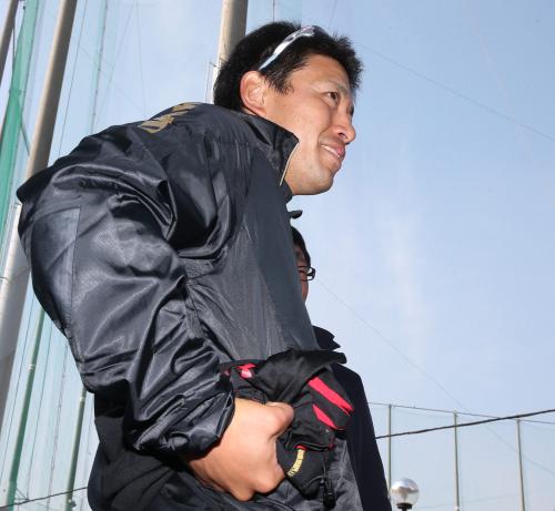 鳴尾浜球場での練習を終えた伊藤隼は笑顔で報道陣の質問に応える