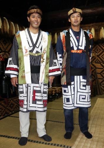 アイヌの民族衣装を着る稲葉（左）と鵜久森