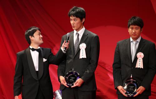 新人特別賞を受賞しインタビューに答える阪神・藤浪（中央）。右は菅野