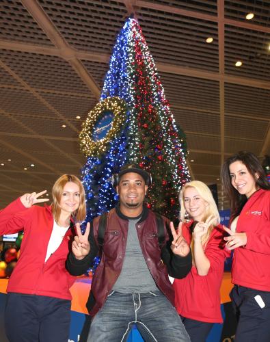 今季は大活躍だったバレンティン（左から２人目）は成田空港に居合わせた女性たちにもモテモテで大興奮！！