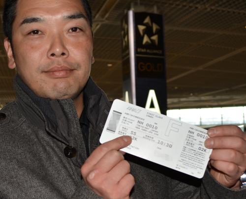 松井氏に会うために渡米する阿部は搭乗口５５、搭乗便がＮＨ１０便と両者の背番号がしるされた搭乗券を指さす