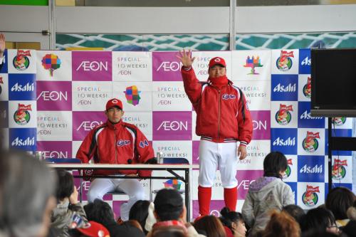 広島市内で行われたトークショーで、来季２０発を宣言した広島・松山（左は迎）