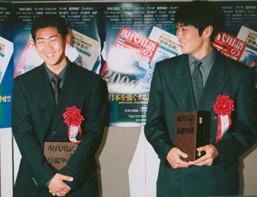 ９９年の日本新語・流行語大賞表彰式で笑顔を見せる西武・松坂（左）と巨人・上原
