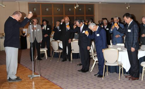 柴田勲氏（左端）の音頭で物故者に献杯する（前列右から）原監督、白石巨人軍オーナー、王ＯＢ会長ら