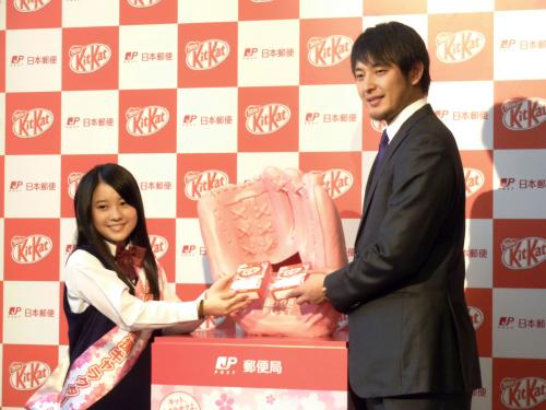 キットメールの販売開始イベントに登場した桜井美南（左）とマリナーズの岩隈久志投手
