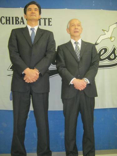 来年１月１日から着任するロッテ・山室新社長（左）と今月いっぱいで退任する中村社長