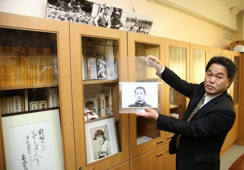 臼井小学校の校長室にはＯＢである長嶋茂雄巨人軍終身名誉監督の写真などが飾られる。杉本校長が手にするのは小学４年時の写真