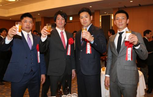 乾杯する（左から）石原、前田健、田中、嶋