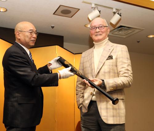 梶文秋・輪島市長（左）から輪島塗のバットを贈呈され笑顔の長嶋氏