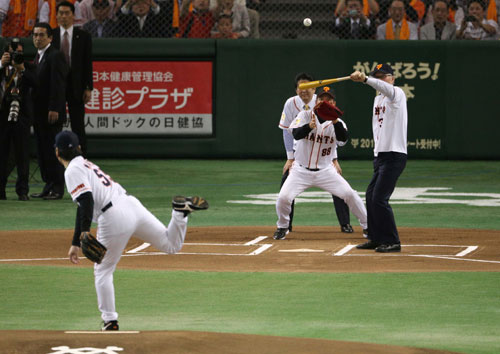 ５月５日には東京ドームで松井氏（左）が投げ長嶋氏が打席に立った
