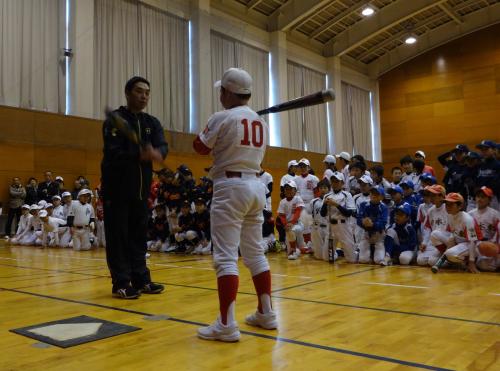 野球教室で打撃指導する巨人・阿部