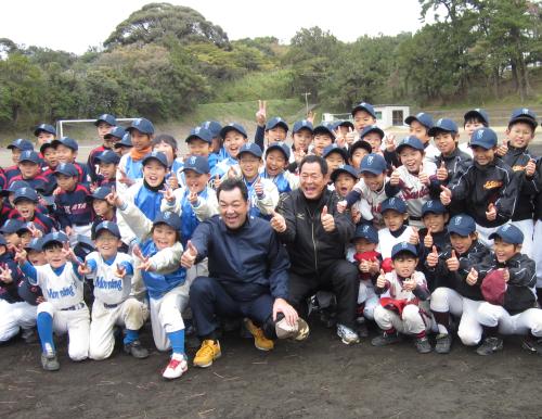 伊豆大島の小学生を相手に野球教室を開いた中畑監督。隣は槙原氏