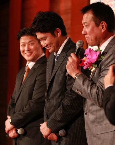 ゲストで登壇した原監督（手前）にほめられ照れ笑いする菅野（中）　左は村田