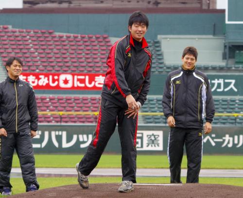 本拠地マツダスタジアムのマウンドに立つ大瀬良（中央）ら広島の新人選手