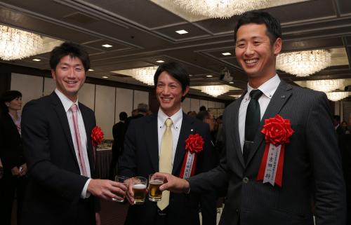 表彰された（左から）東京ガス・石川、日本生命・小林、ＪＲ東日本・吉田は乾杯