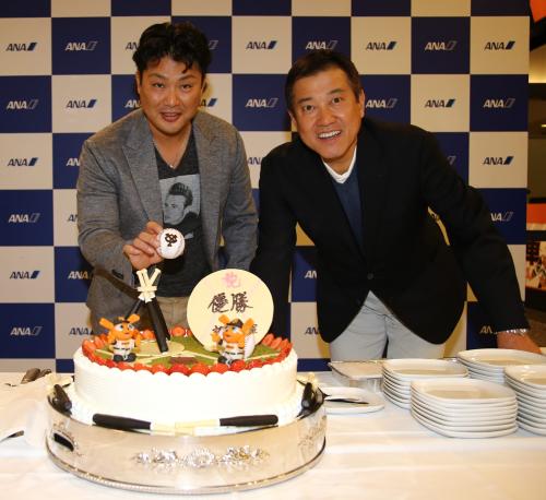 ＡＮＡが用意した優勝を祝うケーキに大喜びの村田と原監督（右）