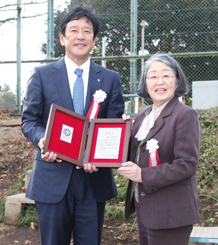 「東京学芸大学栄誉賞」を村松学長から手渡された栗山監督（左）