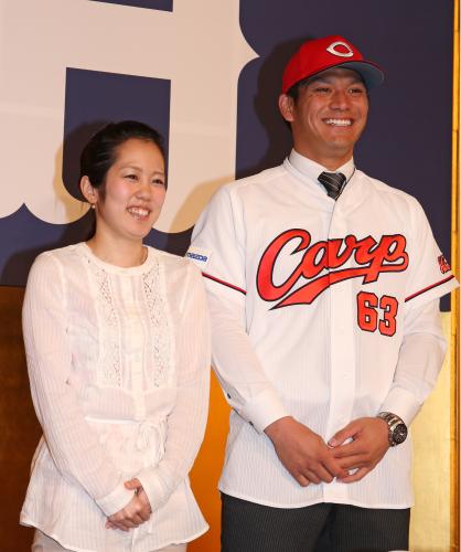 田中広輔と妻・亜子さん（左）