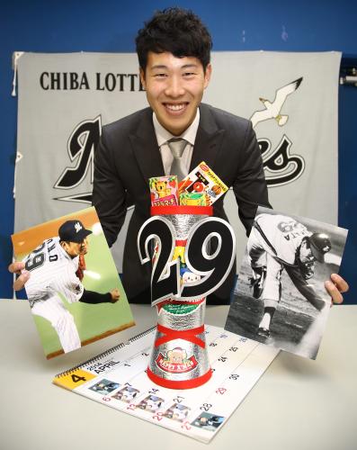 伝統の背番号「２９」を継承することが決定した西野は村田兆冶、小野晋吾の写真を手に笑顔。サンデー登板もまかせとけ