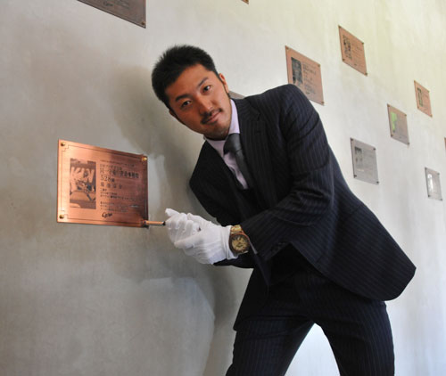「同一守備位置でのシーズン最多補殺の日本プロ野球記録」の記念プレートを設置する広島・菊池