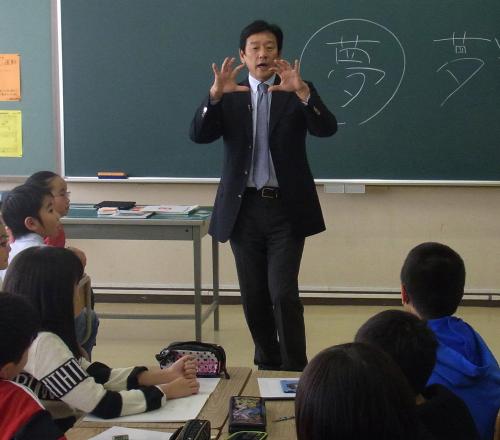 札幌市内の小学校で特別授業を行った日本ハム・栗山監督