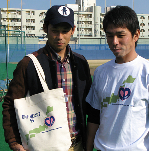 ２０１１年に東日本大震災支援のチャリティーＴシャツとトートバッグをデザインした英智コーチ(左）