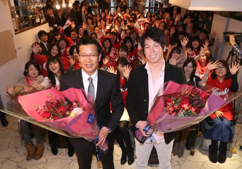 カープ女子に花束を贈呈されたスポニチ本紙評論家の大野氏（左）と前田健