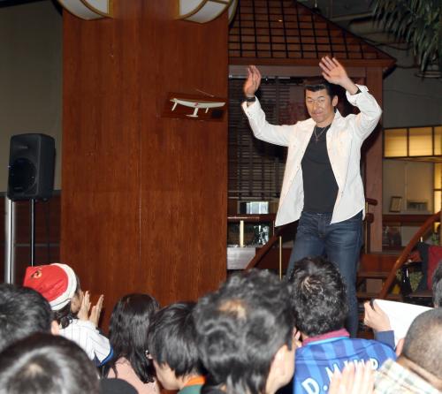 舞台に登場した三浦は、ファンの声援に両手を上げる