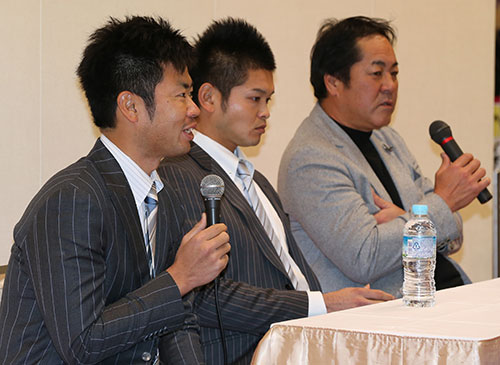 トークショーで来季の目標を語る（左から）榎田、柴田、中西投手コーチ