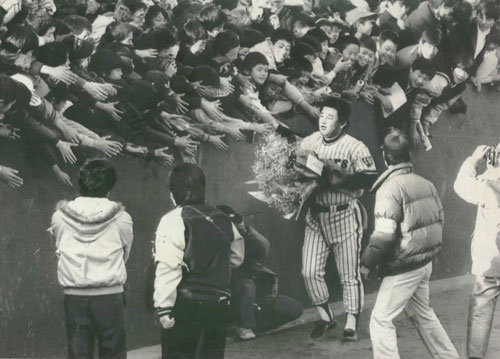 引退式兼米大リーグへの壮行会で阪神のユニフォーム姿でファンに別れを告げる江夏