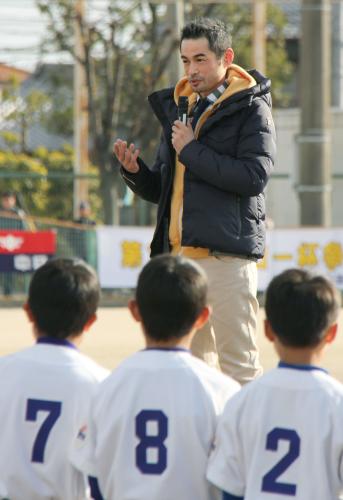 イチロー杯争奪学童軟式野球大会の閉会式で、少年たちを激励するイチロー外野手＝23日、愛知県豊山町