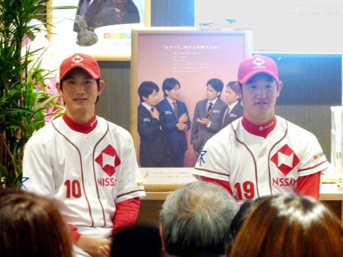 トークイベントに参加した日本生命の小林誠司捕手（左）と柿田裕太投手＝23日、千葉市