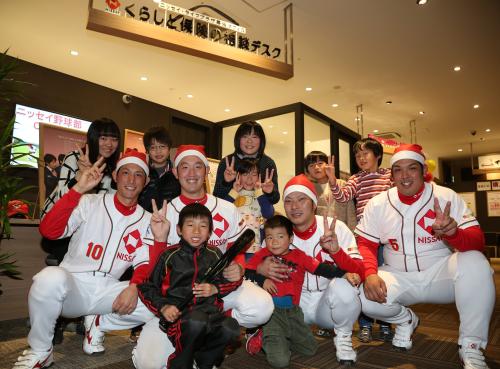 トークショーを行った（左から）小林、柿田、吉原、井上は子どもたちと笑顔を見せる