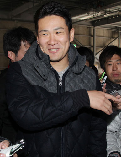 球団からメジャー移籍を容認され、笑顔で引き揚げる田中