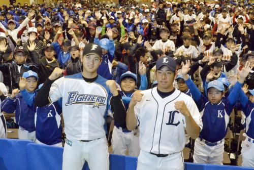 野球少年らとポーズをとる日本ハムの大谷翔平投手（左）と西武の菊池雄星投手