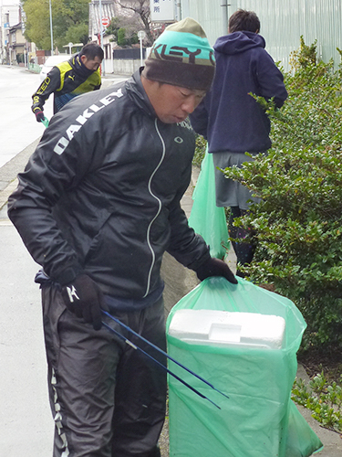 ナゴヤ球場の施設回りのゴミを拾う中日・山井