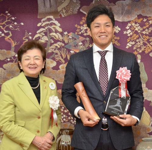 滋賀県民スポーツ大賞の「特別賞」などを贈られ、笑顔を見せる楽天の則本昂大投手。左は嘉田由紀子知事