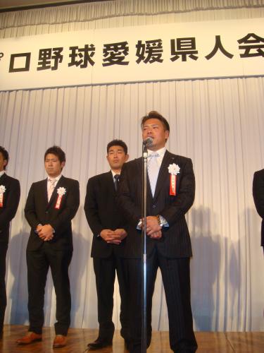 プロ野球愛媛県人会の発足式であいさつする初代会長のヤクルト・岩村（中央）