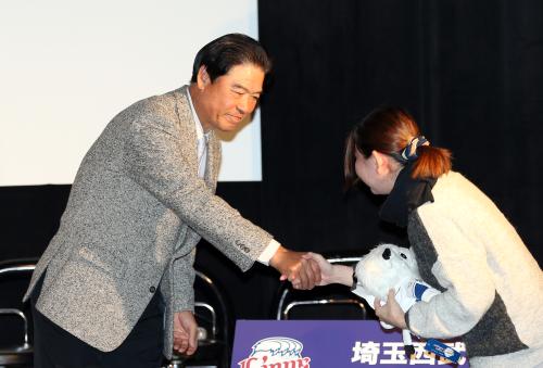 新春イベントでは、ファンと握手する西武・伊原監督