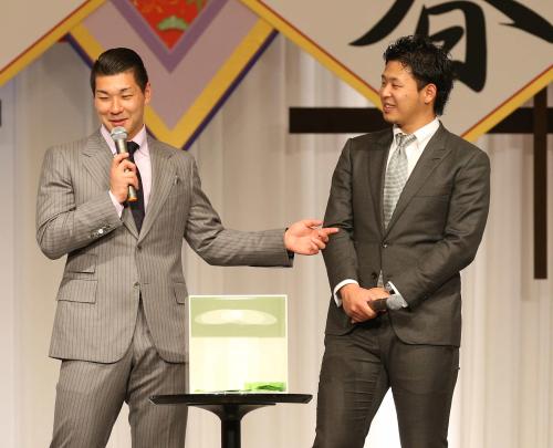笑顔でトークショーを行う炭谷（左）と浅村