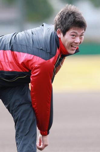 広島のルーキー・九里亜蓮は早々と捕手を座らせマウンドから力強く投球する