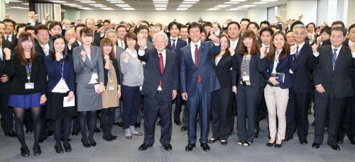 日本ハム東京支社・年頭式典で社員、小林オーナー（中央左）と記念撮影、笑顔を見せる栗山監督（同右）