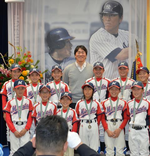 自らが主催する少年野球大会の表彰式で子供たちと記念写真に収まる松井秀喜氏