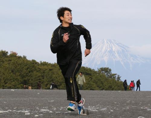 富士山と三保の松原を背に、砂浜を力強く駆け抜ける阪神・岩崎
