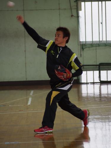 体育館でキャッチボールを行う武田久