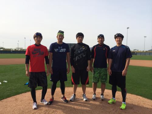 ダイヤモンドバックスのキャンプ地で練習を行った（左から）田原、菅野、西村、高木京、成